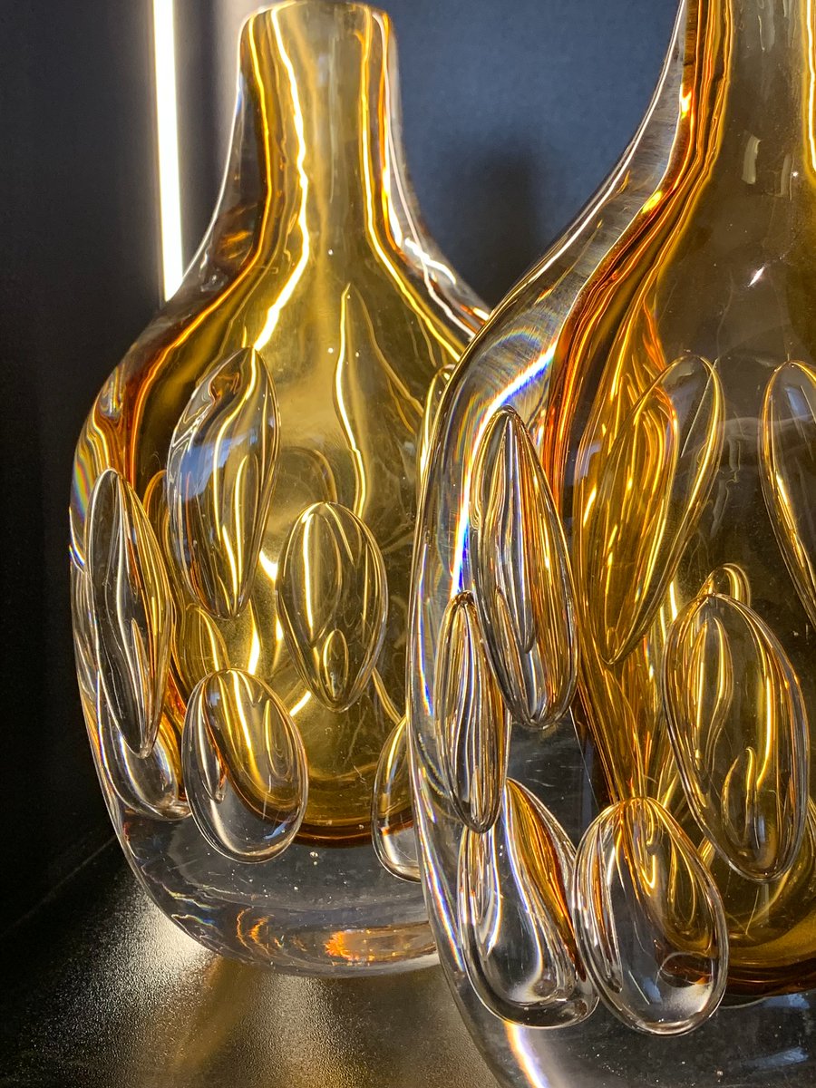 harpernguyenqo7's tweet photo. Golden reflections that embody luxury. These handcrafted glass vases bring warmth, light, and timeless elegance to any space—a true statement of artistry and sophistication. Available now at Le Coin. https://t.co/u8UUTMlbtS