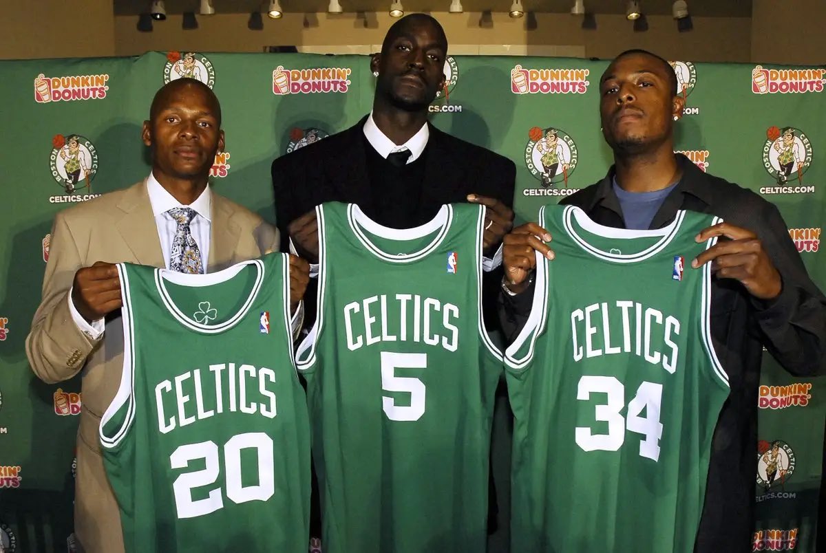 HoopMuse's tweet photo. Boston Big 3 2006-07 (before teaming up):

Pierce
25.0 PPG | 5.9 RPG | 4.1 APG | 1.0 SPG
47 GP (injury)

Garnett
22.4 PPG | 12.8 RPG | 4.1 APG | 1.7 BPG
All-Star Starter + All-Defensive 2nd

Allen
26.4 PPG | 4.5 RPG | 4.1 APG | 1.5 SPG
All-Star

24-58 → 66-16 the next year! https://t.co/9kgmnGaFtu