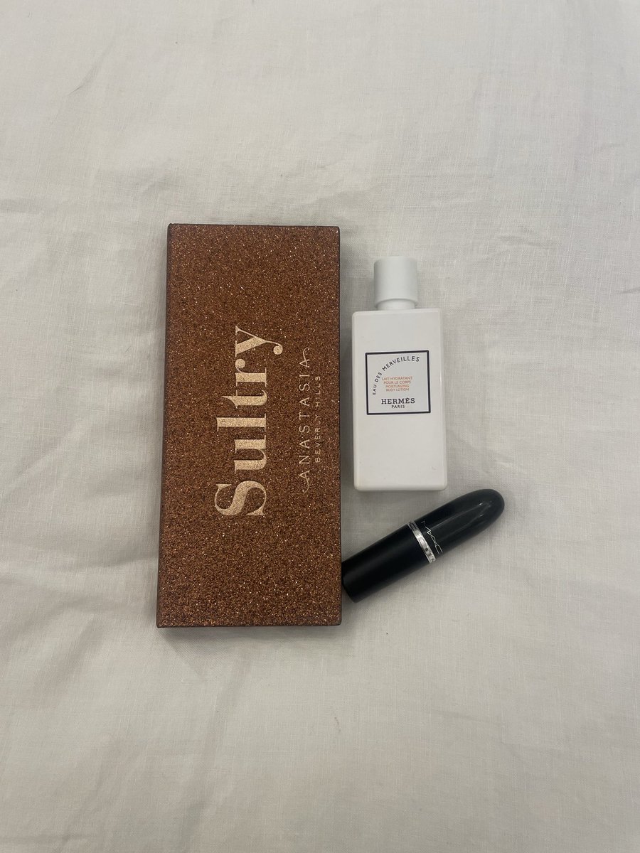 itsjomaly03's tweet photo. 💕💄

#BeautyEssentials #EverydayEssentials 
#MakeupEssentials #PerfumeLover #LuxuryBeauty #BeautyFinds https://t.co/ATv1c9N6Tp