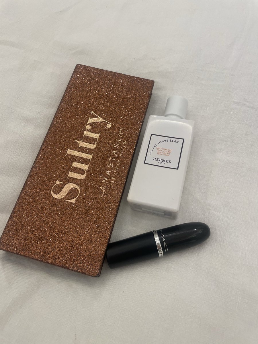 itsjomaly03's tweet photo. 💕💄

#BeautyEssentials #EverydayEssentials 
#MakeupEssentials #PerfumeLover #LuxuryBeauty #BeautyFinds https://t.co/ATv1c9N6Tp