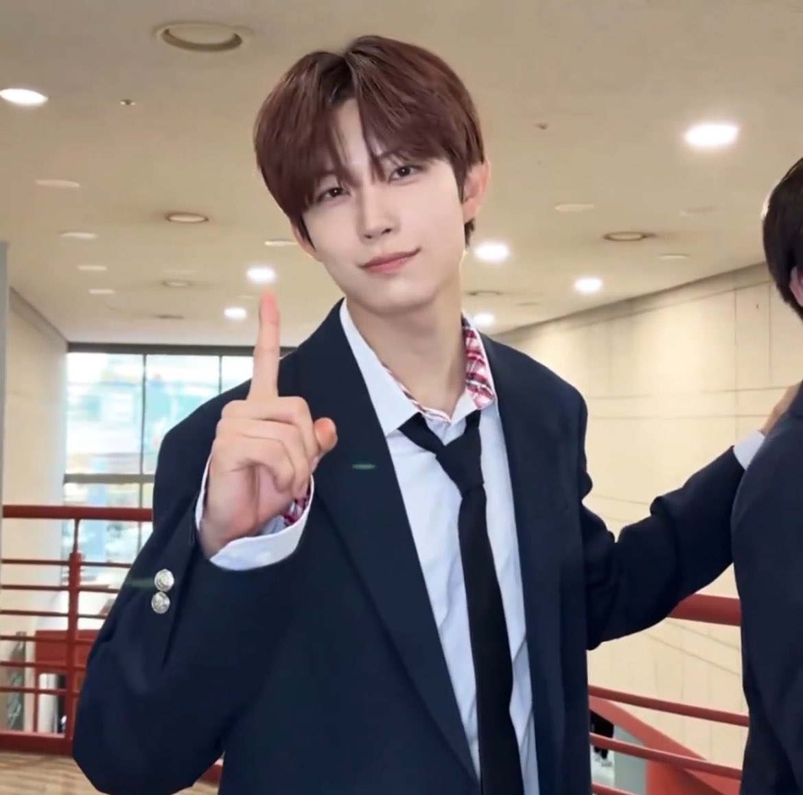 gwthigh's tweet photo. 아이폰 18pro 이쁘긴한데  김건우한텐 밀리네 https://t.co/1qZsdUv47p