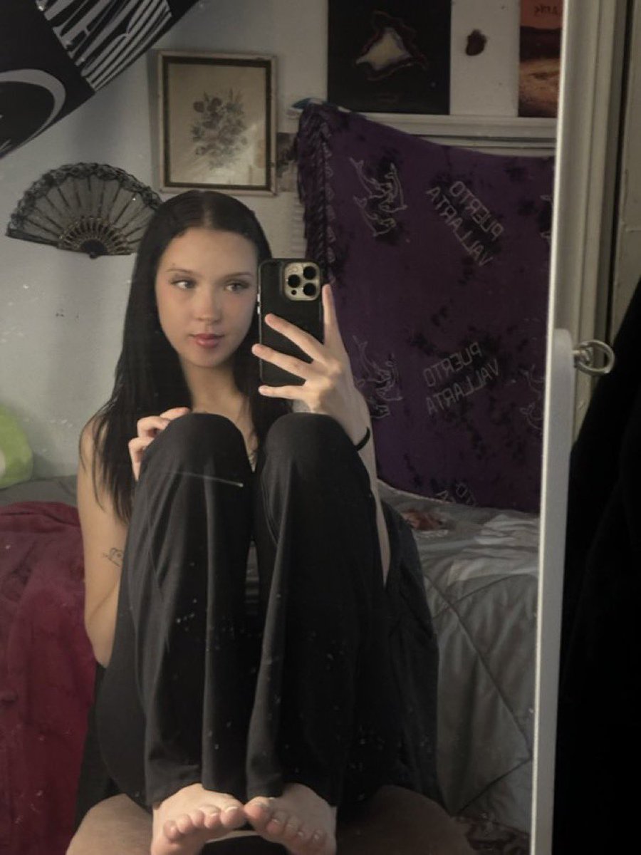 LaReine70's tweet photo. Envie de traumatiser une chienne ce soir en l’étouffant avec mes jolis pieds de maghrébine 

#moneyslave #paypig #moneymiss #soumis #domina https://t.co/rgld5FBrLR