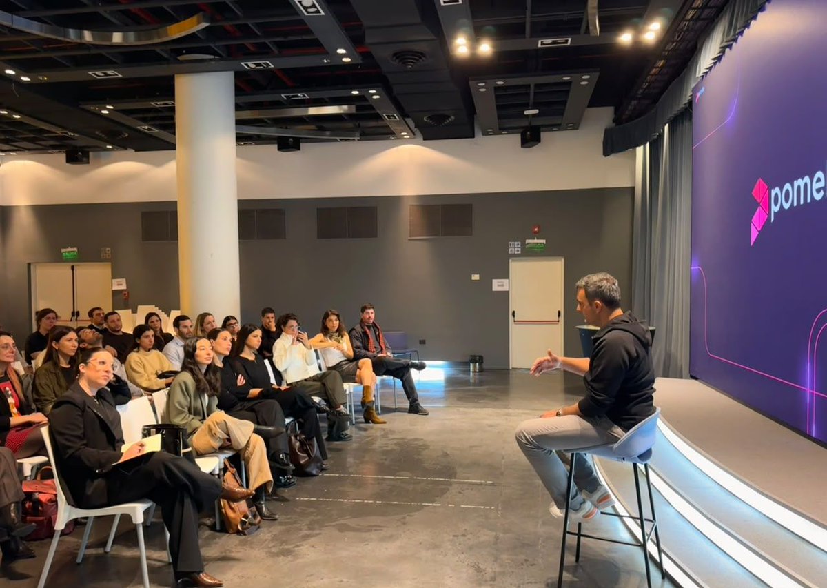 EndeavorArg's tweet photo. Charlando con @gastonirigoyen y el equipo de marketing de @pomelo_latam. Tremendo encuentro de la comunidad de CMOs💎 https://t.co/e4sMSWZe7K