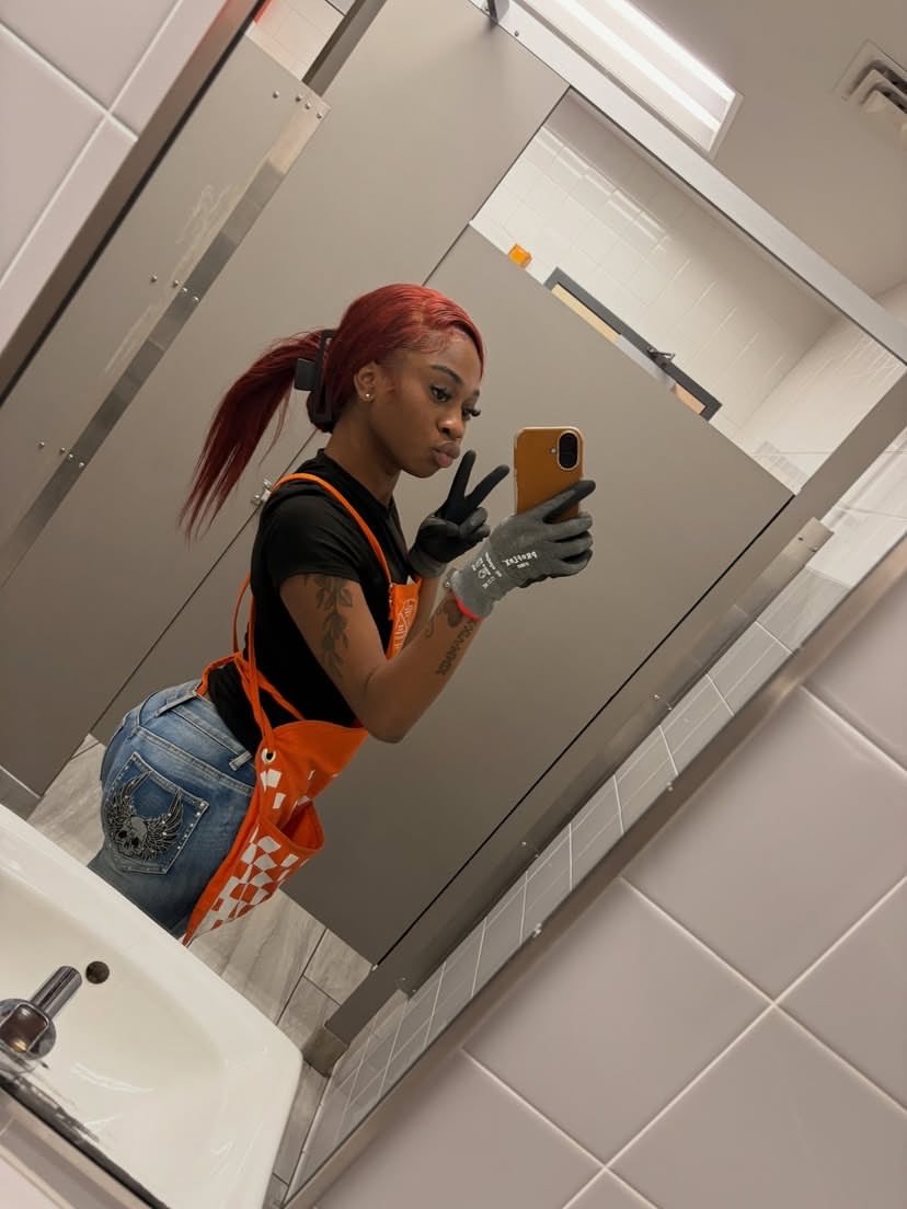 justaazhani's tweet photo. Work flicksss even tho i hate it https://t.co/KGHyDxJFyT