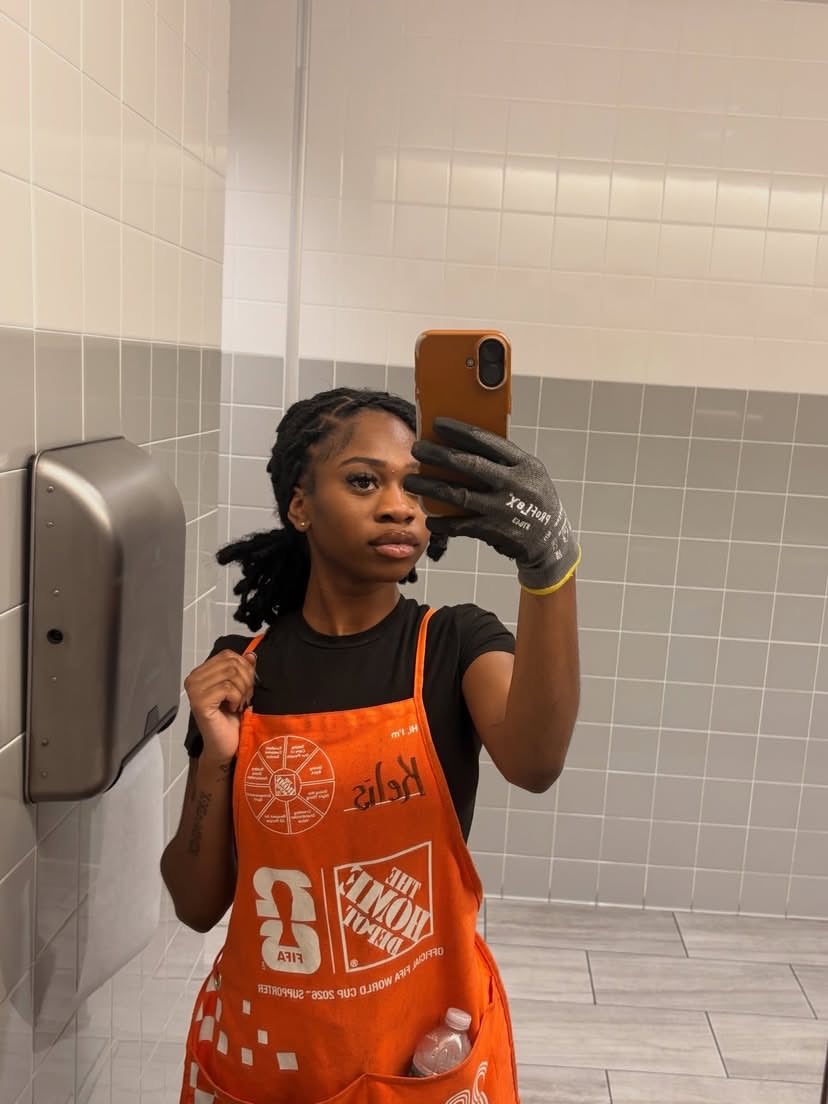 justaazhani's tweet photo. Work flicksss even tho i hate it https://t.co/KGHyDxJFyT