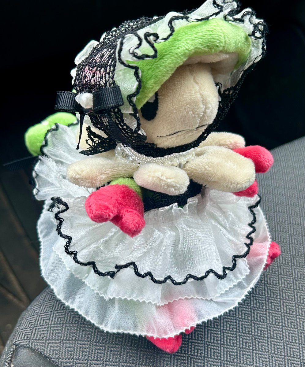 viocrence's tweet photo. i keep seeing people dress up their sitting cuties and i thought it was rad so i finally got around to dressing up breloom :3 https://t.co/TwgSXf3Zg7