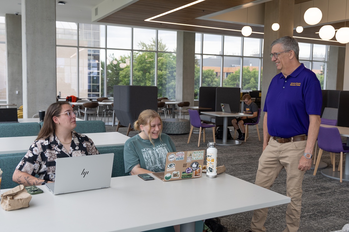 UWSPcols's tweet photo. @UWStevensPoint fall enrollment stats are out. It's the second-largest first-year class in 40 years, with a total of 1,905. This fall also saw growth of 5% in graduate students.🙌  Read more: https://t.co/zFc4F55MEa https://t.co/QyfalrOQI8