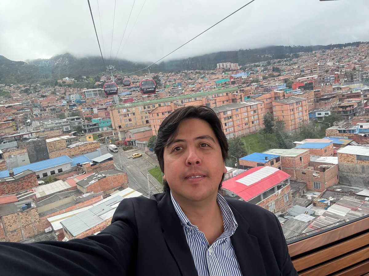 andresonzaga's tweet photo. San Cristóbal está cada vez más cerca de estrenar su TransMiCable. 🚡

Hoy este proyecto alcanza un 93,93 % de avance y entra en su fase de alistamiento para la operación comercial.

Una obra que beneficiará a más de 400.000 habitantes de esta localidad. 💚

🧵 https://t.co/d5wiT0Ebry