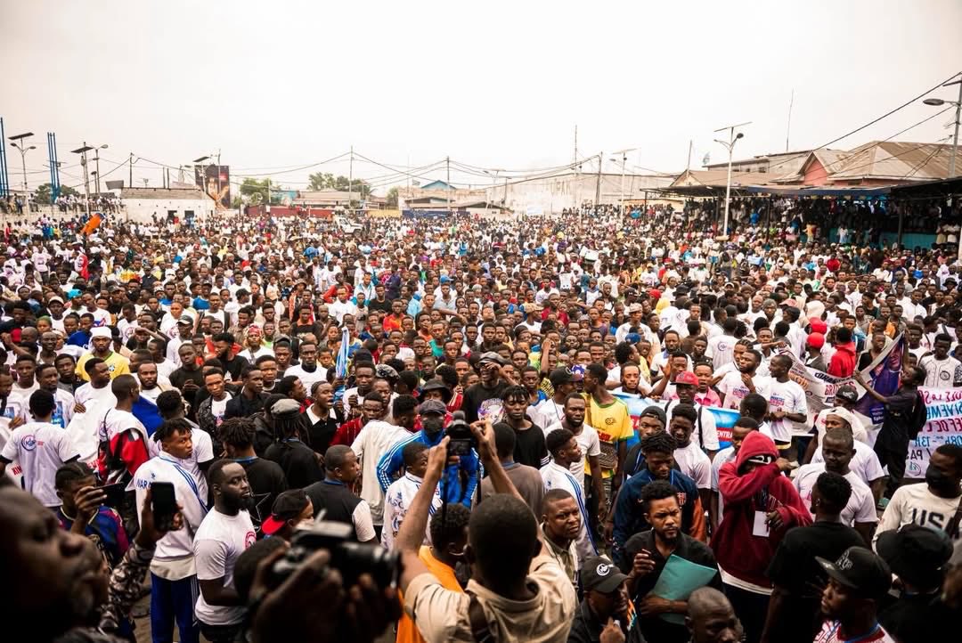 DesireMpanda's tweet photo. Merci à la population de Kinshasa 

vous avez démontré avec éclat votre amour et votre fidélité envers le Chef de l’État, l’Excellence @LikundeR , ainsi que Maître @DesireMpanda le leader de Kinshasa ; le plein de ce terrain en est la preuve vivante et l’on en parlera encore et encore 🤩🤩🤩

C’était un certain 08 Août 2026 au terrain municipal de Masina.