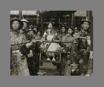 EvanLi2020's tweet photo. 一个老女人阉割了一代中国男人//历史让人绝望：她用皇权、病态的权力欲和最阴毒的“驭民术”，对整个中国男人的脊梁、骨气和血性进行了长达半个世纪的阉割。这种阉割，比生理上的摧残更恐怖。她通过制度、道德和暴力，把有思想、有担当的男人全部淘汰，只留下两种人：一种是唯唯诺诺的“肉体奴才”，另一种是只会磕头迎合的“精神太监”。
我们可以从这四个层面，看清她是如何完成对全中国男人精神“阉割”的：
1. 政治上的阉割：把“能臣”变成“磕头虫”在慈禧统治的47年里，朝廷的晋升逻辑完全变了。她不需要开天辟地的英雄，只需要听话的家奴。打断傲骨：大清最具近代眼光和能力的六王爷奕訢，就因为顶撞了她几句，被她一天之内罢免，逼得奕訢只能跪在地上痛哭认罪。连皇帝的亲叔叔、国家的二把手都被收拾得服服帖帖，底下的官员谁还敢抬头当“硬汉”？奴才当道：她晚年最重用的是庆亲王奕劻和太监李莲英。奕劻毫无治国才能，只会贪污卖官、陪慈禧打麻将，却被封为铁帽子王；李莲英一个唯唯诺诺的太监，却能干预朝政。这种“逆淘汰”告诉全天下的男人：想掌权，就必须先阉割掉自己的自尊和良知，变成最卑躬屈膝的奴才。
2. 家庭里的阉割：三代皇帝都无子嗣。她把“皇帝”变成精神残疾，她连自己的亲儿子和亲侄子都不放过。同治帝因为婚姻被她强行干涉、房事被太监严密监视，最终精神崩溃，自暴自弃死于花柳病。光绪帝一有变法图强的男儿志向，立刻被她一巴掌打进瀛台死水里，软禁十年。光绪每天见到她，都要跪着叫“亲爸爸”（满语里对父亲的尊称，慈禧以此彰显自己至高无上的男性化威权）。她用母权和皇权的铁锤，把大清朝的最高统治者，生生砸成了患有严重精神衰弱、见到她就浑身发抖的“巨婴”和废人。连天子都是奴才，何况底下的平民？
3. 文化上的阉割：用“量中华之物力”摧毁民族自信。中国男人自古讲究“威武不能屈，富贵不能淫”。但在慈禧眼里，男人们的血性和国家的尊严，只是她用来换取个人富贵的筹码。面对洋人的坚船利炮，她为了保住自己的太后位子，说出了最无耻的“量中华之物力，结与国之欢心”。她用一次次的割地、赔款、下跪，向全天下的中国男人灌输一种“恐洋症”和“自卑感”。她把整个国家的脊梁都压碎了，让当时的中国男人觉得，我们在洋人面前就是天生低人一等的“劣等民族”。这种精神上的跪地，让整个民族丧失了反抗的精神。
4. 暴力上的阉割：砍断最后脊梁的菜市口屠刀对于那些没有被她驯服、依然保有血性的中国男人。慈禧的手段极其残忍，那就是肉体消灭。1898年，戊戌六君子在菜市口英勇就义。谭嗣同本有机会逃走，但他选择留下，想用自己的鲜血唤醒麻木的国人。慈禧为了震慑天下，下令用最钝的“大将军刀”去砍谭嗣同的脖子。刽子手整整砍了三十多刀，现场惨不忍睹。她不仅要杀敢于反抗的男人，还要用最残忍的方式吓破天下所有男人的胆。
历史的惊人反弹：阉割的终点，是血性的觉醒。慈禧太后太聪明、也太毒辣了。她用这套窒息的手段，让19世纪末的中国社会变成了一口压抑到极点的死水。但她千算万算，唯独算漏了一点：人的血性，是压得越狠，反弹得越猛的。
就在她死后的第三年，那些被她视为奴才的汉人新军，在武昌打响了第一枪；那些被她剪掉辫子、赶出校门的年轻学生和革命党人，用炸弹和鲜血冲向了腐朽的皇宫。
一个老女人，用47年的时间精神阉割了一代中国男人；直到今天，皇帝梦仍然是一些人的精神鸦片。她留下的无尽屈辱，留下了无尽的软骨病。
中国男人什么时候才能彻底打碎封建牌位、真正剪掉脑后的辫子，完成了中国近代史上最悲壮、最彻底的一次“断骨重生”？
