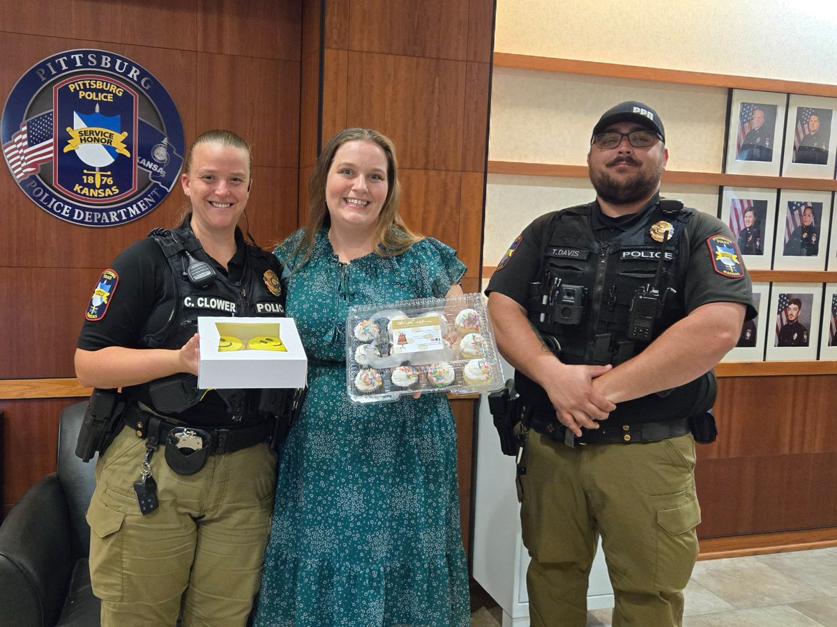 PittPD's tweet photo. A big thank you to Brittny from The Dels Corporation for stopping by and dropping off some delicious cookies and cupcakes for our officers! We truly appreciate the kindness and support our community continues to show. https://t.co/2v2fh2JnWP
