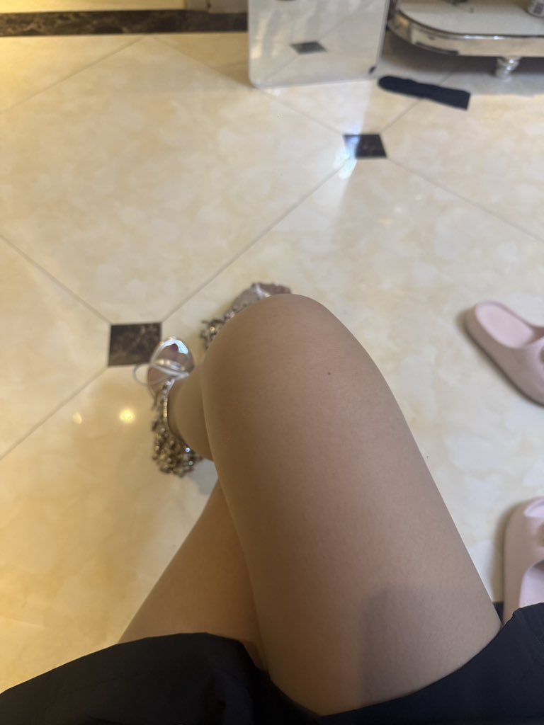 vic5ghu's tweet photo. 被利用然后被扔掉就是你们的人生~
我需要的时候你们就过来献上就行了
自愿当冤大头的你们🏧
今天也张开钱包爬过来 🖤
跪着给女神把鞋底舔干净🖤 https://t.co/IbXnR82bVy