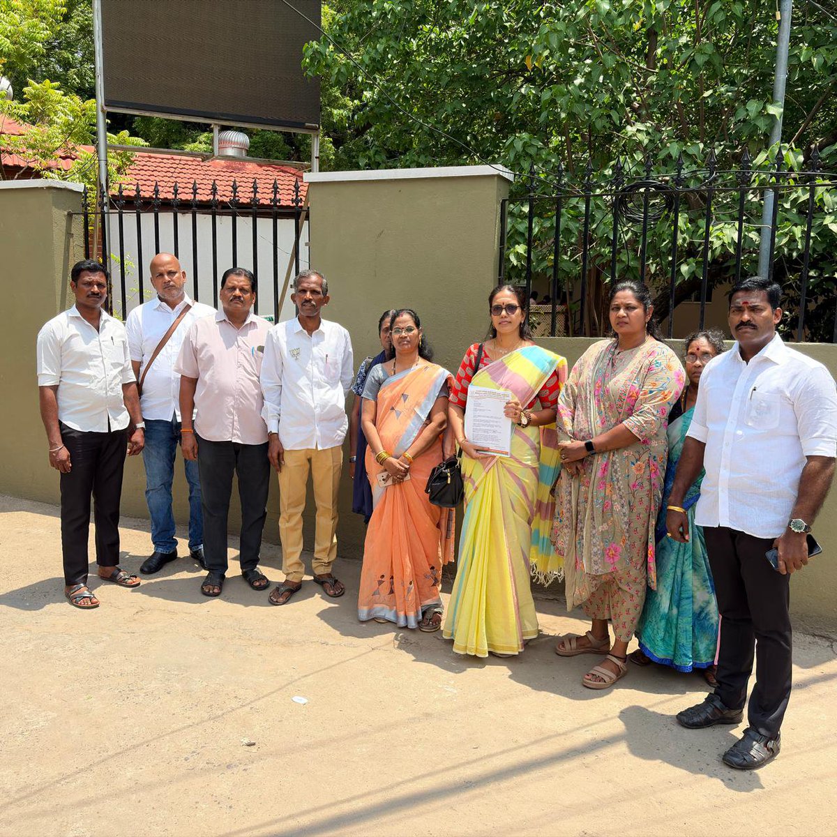 Sumamega's tweet photo. இன்று சென்னை பெருநகர ஆணையரிடம் சமூக வலைதளத்தில் என்மீது அவதூறாக பதிவிட்ட 
வீ தி லீடர்ஸ் இயக்கத்தின் திருவண்ணாமலை மாவட்ட நிர்வாகி பாலசுப்ரமணியம் மீது நடவடிக்கை எடுக்க புகாரளிக்கப் பட்டது!

மாநிலத் தலைவர் திரு.நயினார் நாகேந்திரன் அவர்களுக்கும், மகளிரணி மாநிலத் தலைவி கவிதா அக்கா அவர்களுக்கும், எனது மாவட்ட தலைவி லதா அக்கா அவர்களுக்கும்...என்னுடன் வந்த லீகல் விங் நிர்வாகிகள், மாவட்ட மற்றும் மகளிரணி நிர்வாகிகள் அனைவருக்கும் நன்றி🙏🙏🙏!

இரண்டு நாட்களாக தொலைபேசியிலும், வாட்சாப்பிலும் விசாரித்த பல நல்ல உள்ளங்களுக்கு நன்றி 🙏🏻! ஆகச்சிறந்த வாழ்வு எனது என்பதை உங்களால் உணர்கிறேன்🙏

சமூக வலைதளங்களில் வக்கிர மனிதர்கள் மட்டுமல்ல! பல அக்கறை உள்ள நல்ல மனிதர்களும் உள்ளனர் என்பது ஆகப்பெரும் ஆறுதல்!🙏

எனக்காக இத்தனை பேர் அக்கறையும், அனுசரணையுமாய் விசாரித்ததற்கும்...கண்டனங்களை தெரிவித்ததற்கும்... மீண்டும் நன்றிகள்🙏🏻!

@blsanthosh
@NainarBJP 
@KavisriBjp 
@RoopkumariBJP 
@vanathibjp
@bjmmtn
