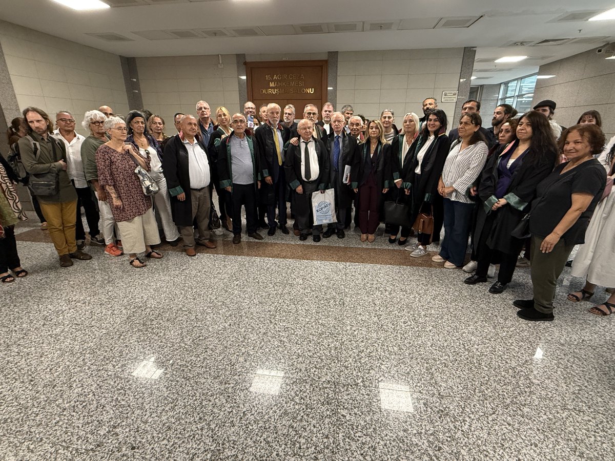 istbarosu's tweet photo. İstanbul Barosu Başkanı Av. Prof. Dr. İbrahim Ö. Kaboğlu ve baro yöneticilerimiz, 27 yıllık yargılama sürecinde aynı suçtan daha önce 4 kez beraat etmiş, Yargıtay Ceza Genel Kurulu’nun 2022’de bozduğu karar sonrasında Pınar Selek’in 5. davasının duruşmasına katıldı.

27 yıldır süren yargılamada 15 mahkeme başkanı, 100’e yakın heyet üyesi değişti. Yeni atanan heyetle devam eden yargılamanın son duruşmasında yine erteleme kararı verildi.

Pınar Selek müdafi Av. Bahri Belen’in de savunmasında belirttiği gibi Dreyfus, Rosenberg’ler ve Georgi Dimitrov yargılamalarına benzeyen bu davanın takipçisi olmaya ve adaletin sağlanması için çalışmaya devam edeceğiz.