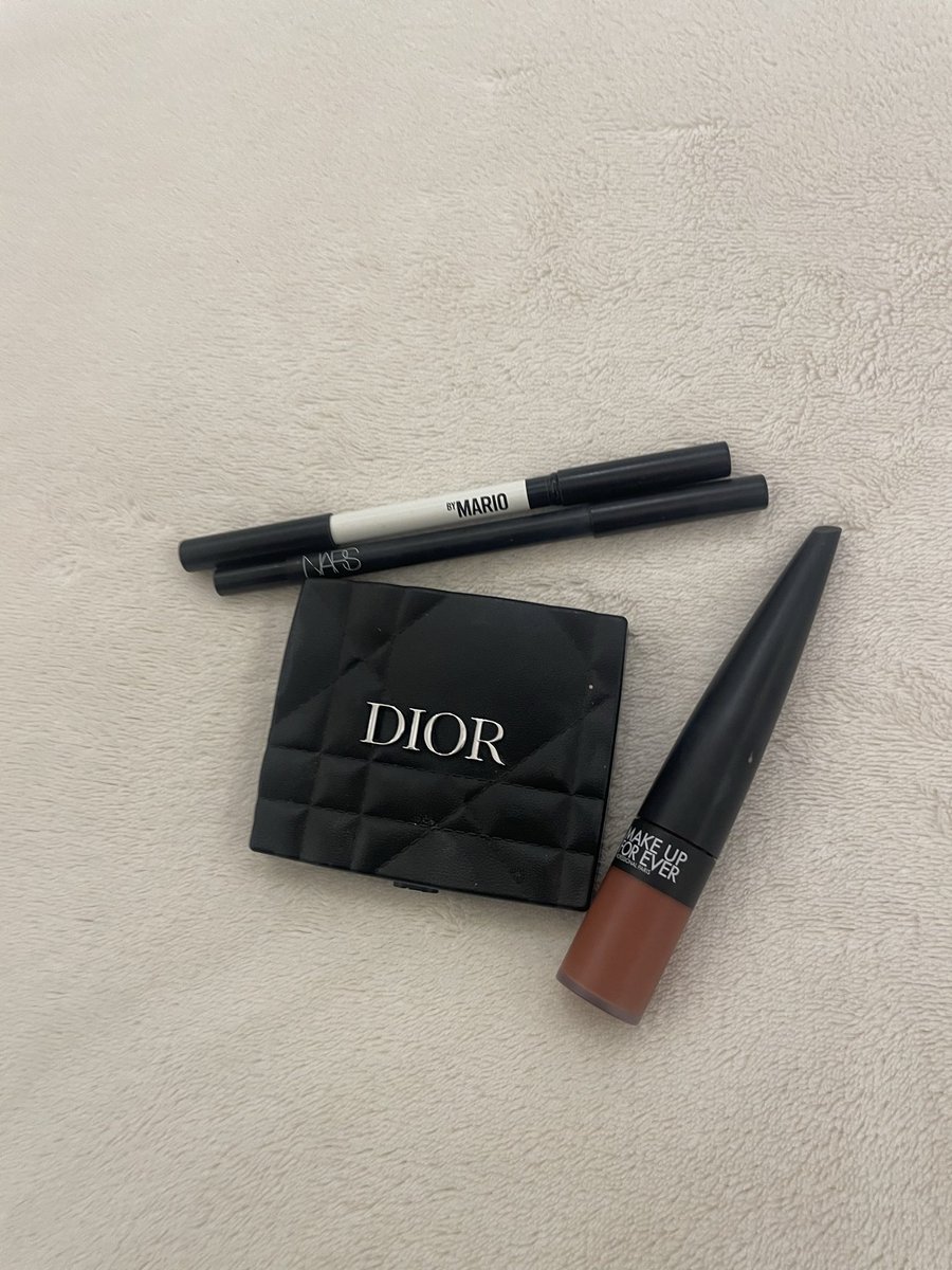 itsjomaly03's tweet photo. ✨💄💅

#BeautyEssentials #EverydayEssentials 
#MakeupEssentials #PerfumeLover #LuxuryBeauty #BeautyFinds https://t.co/UX7Qai1qCU