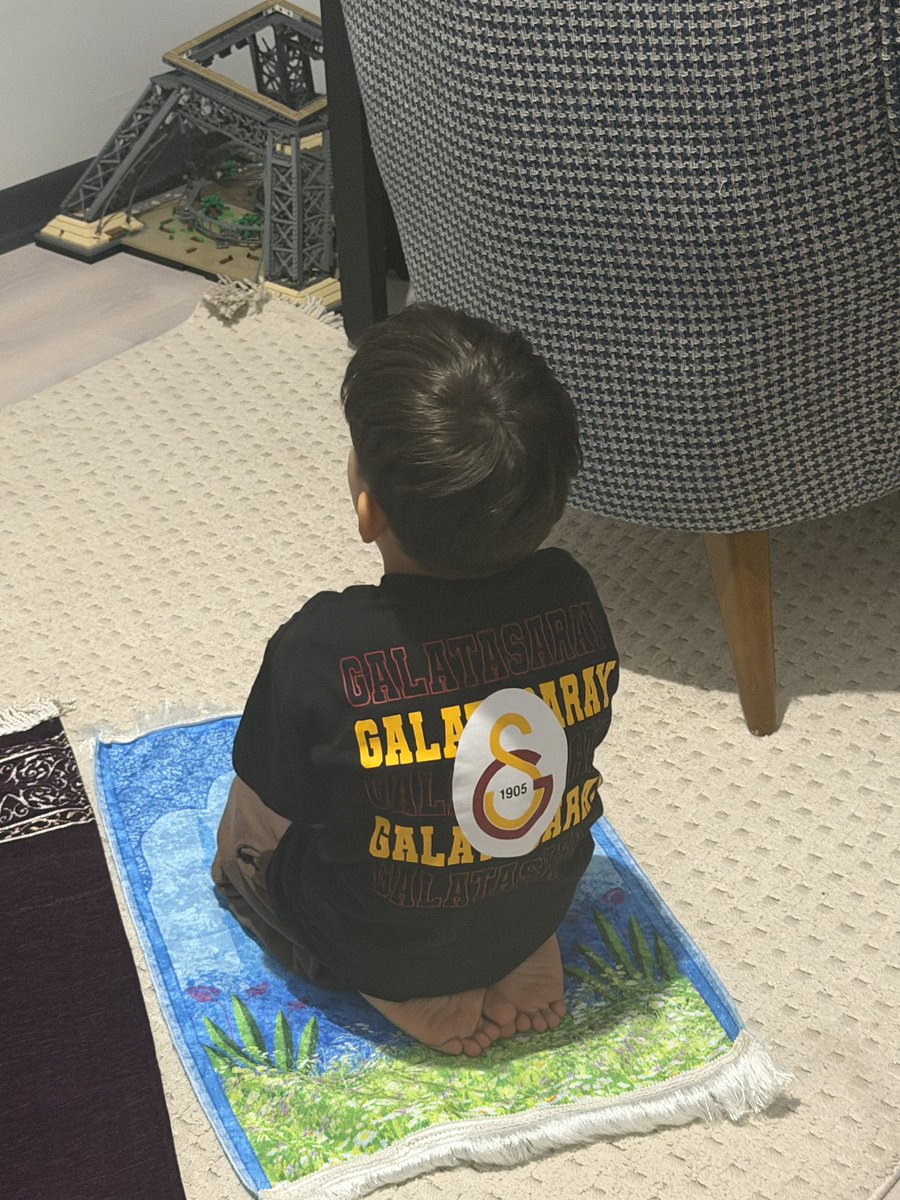 TraderxVersuz6's tweet photo. Önce güldük eğlendik . Vakit gelince ibadetimizi yaptık… Ben kılmaya başladığımdan beri eşlik etmeye çalışıyor ❤️🧿🤲

Maşallah demeyi unutmayın 🙏 https://t.co/6swqnD3fbo