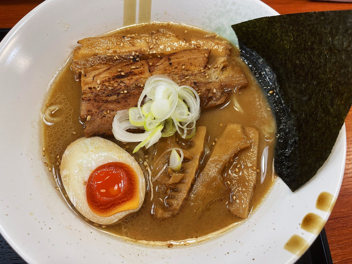 HeinrichKoenig's tweet photo. Found the coziest hole-in-the-wall ramen spot in downtown! The tonkotsu broth is rich, the chashu melts in my mouth, and the price is totally student-friendly—will definitely be back this weekend ， https://t.co/eClKxsZpgA