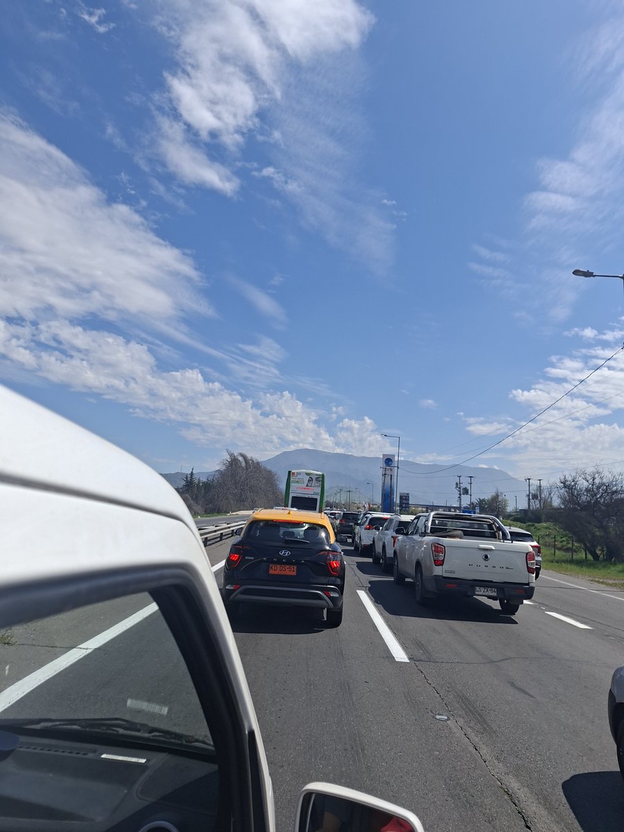 elyromantik's tweet photo. Ya casi 2 horas en la ruta 68 camino a valparaiso https://t.co/bNxaN1QME4