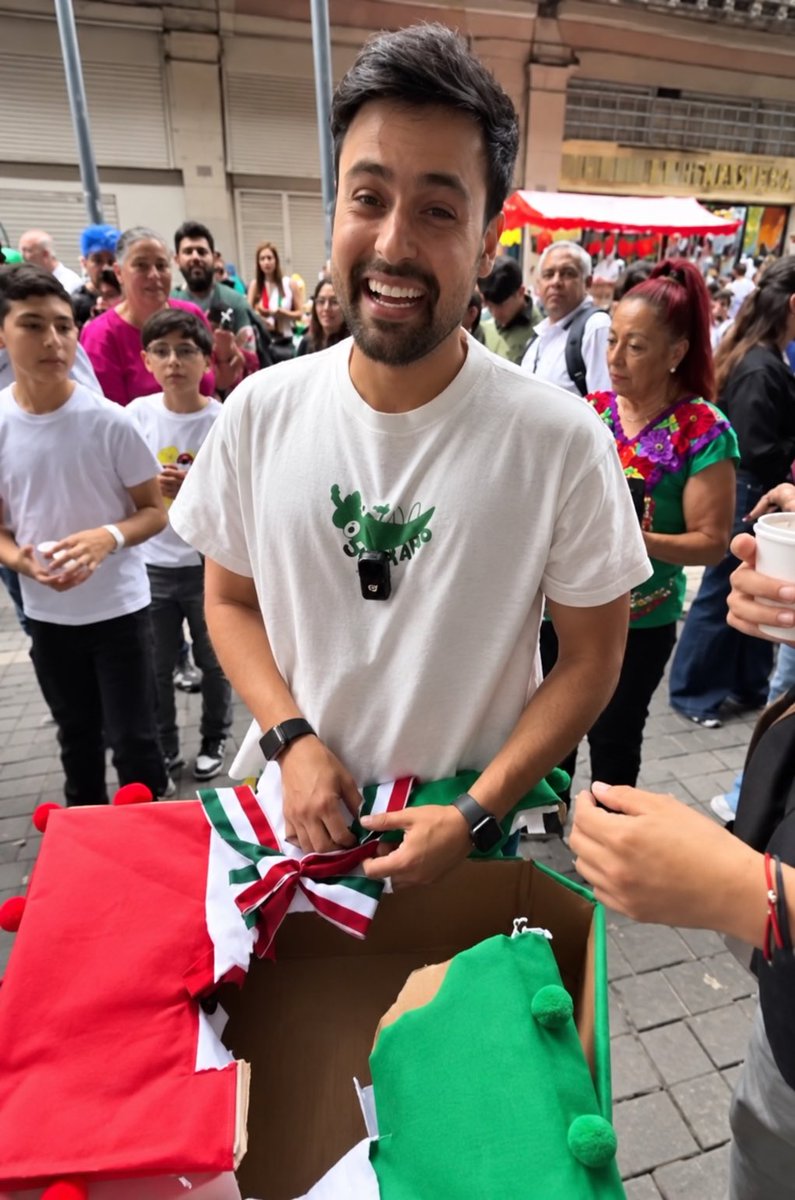 GlodeJo07's tweet photo. El influencer Alex Serrano organizó una dinámica en CDMX: la gente tenía tres segundos para sacar un premio de una caja con dinero, un iPhone y AirPods. PEROOOOOO todo se salió de control: se amontonaron, no respetaron la dinámica, rompieron la caja y se llevaron todo.

Ok, el primer pensamiento que se te viene a la cabeza es: “pinche gente gandalla”, y ya. Pero el video retrata una realidad todavía más triste: un país donde la necesidad, la desesperación, la falta de respeto y el valemadrismo pueden convertir un regalo en rapiña. Y antes de que lleguen las carmelitas descalzas a decirme que “fue por necesidad”: no todos actuaron por necesidad, también hubo muchísimo oportunismo. Porque unos AirPods no son artículos de primera necesidad. Ese video no solo habla de falta de educación. Habla del México que hemos normalizado.

La carita de decepción de la primera foto… lo dice TODO