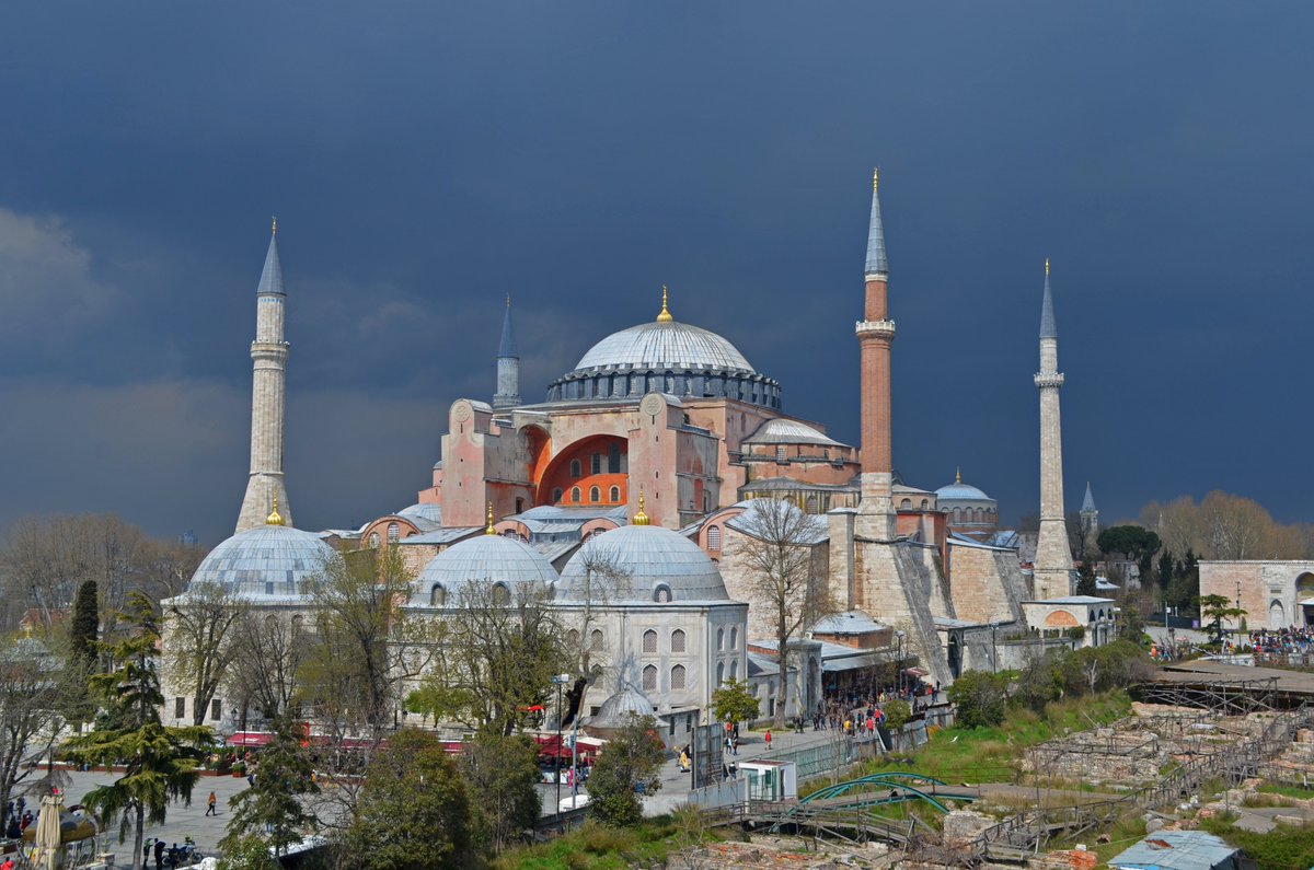 ByzantineLegacy's tweet photo. Hagia Sophia, which was inaugurated by Justinian in 537 five years after the second (Theodosian) version burned down during the Nika Riots of 532 https://t.co/11Urrl7YwK