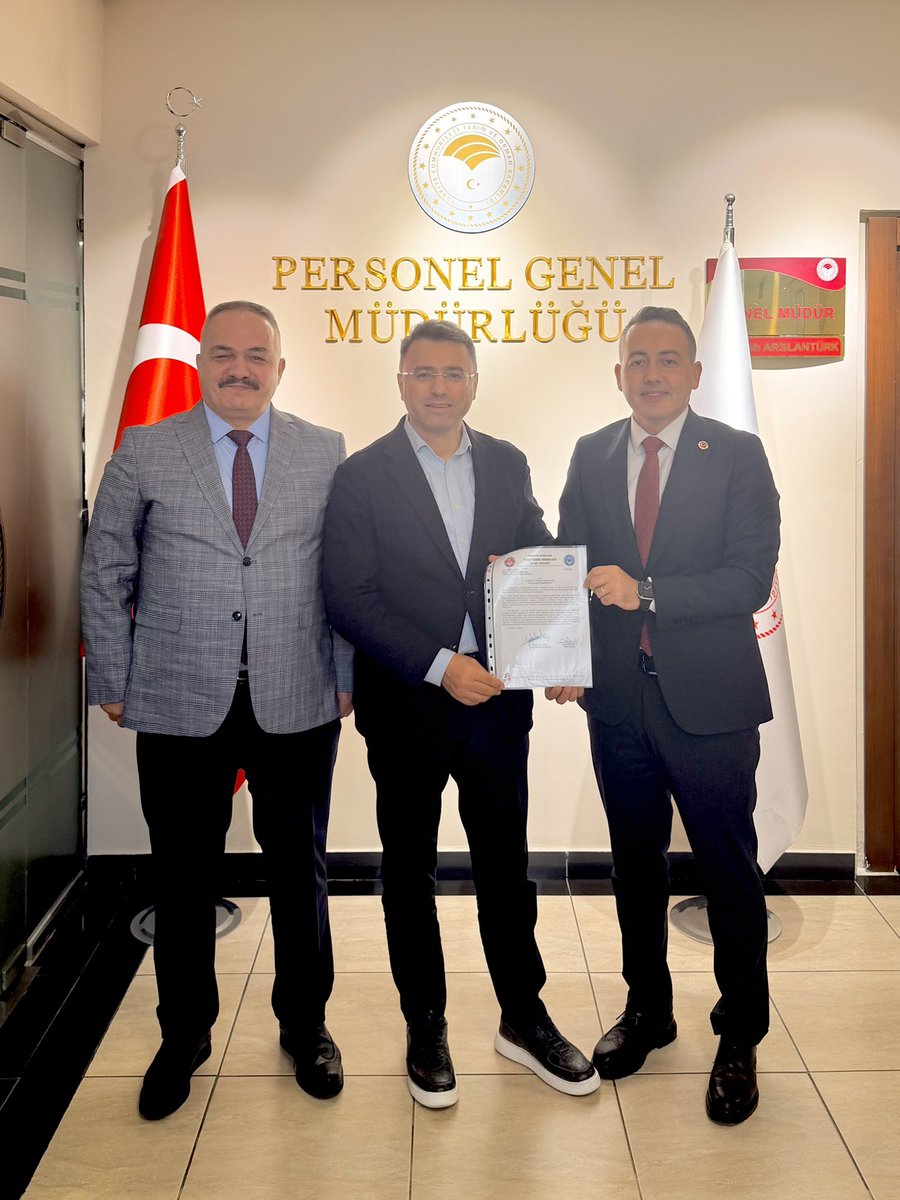 ttosgm's tweet photo. Personel Genel Müdürü Sayın Seyfullah Arslantürk Ziyaret Edildi

Sendikamız Genel Merkez Yönetim Kurulu olarak, Tarım ve Orman Bakanlığı Personel Genel Müdürü Sayın Seyfullah Arslantürk’ü makamında ziyaret ettik.

Gerçekleştirilen ziyarette; açıklanan Unvan Değişikliği Sınavı nihai sonuçları sonrasında atanmaya hak kazanan personelin, mevcut görev yerlerinde kalabilmelerine yönelik sözlü ve yazılı talebimiz Sayın Genel Müdürümüze iletilmiştir.

Bunun yanı sıra, Bakanlığımız çalışanlarının yaşadığı sorunlar, talepleri ve çalışma hayatına ilişkin çeşitli konular hakkında karşılıklı görüş alışverişinde bulunulmuştur.

Sayın Genel Müdürümüz Seyfullah Arslantürk’e göstermiş olduğu ilgi ve alakası ile nazik ev sahipliği ve misafirperverliği için teşekkür ederiz.

@Seyfullahaslntk @tarimormanpgm @AhmetDemirciTOS @HasanNuriAkca @grknbzkrt1919 @mustafabuyrukmb @epolat2424