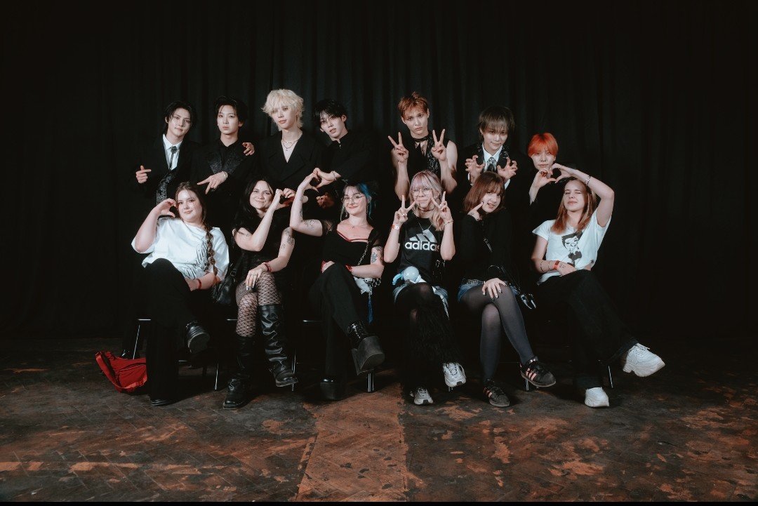 nabi_inyun's tweet photo. foty wyszły zajebibi
(Jiho zdecydował, że to on jest kotkiem and that's okay)

ps. list gończy - osoby ze zdjęcia poszukiwane xd 

#ampersandone #ampersandoneinwarsaw
#borntodefinetour https://t.co/aKFJV4gsLe