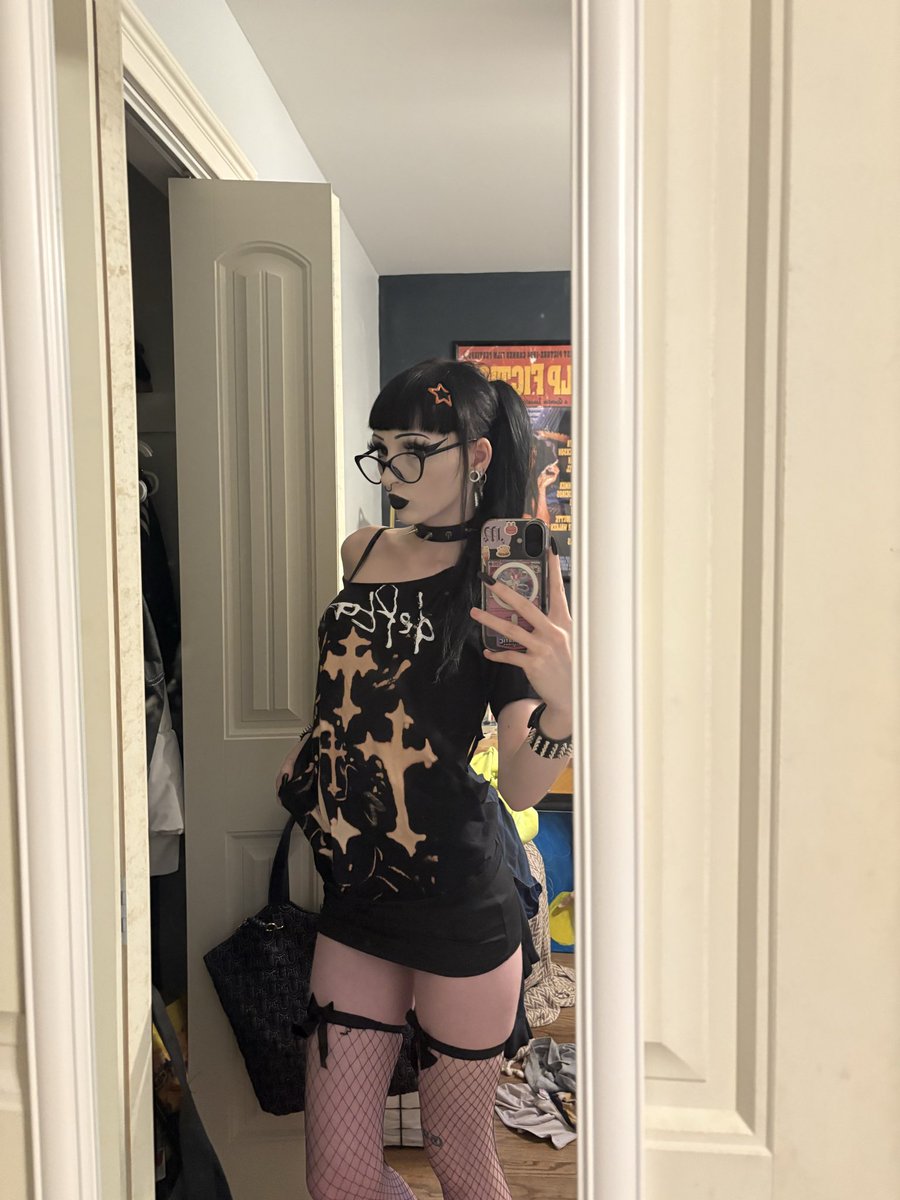 kayofkrows666's tweet photo. obsessed with my lil shirt i made🖤
#goth #fashion #ootd https://t.co/ujPUy8s3oF
