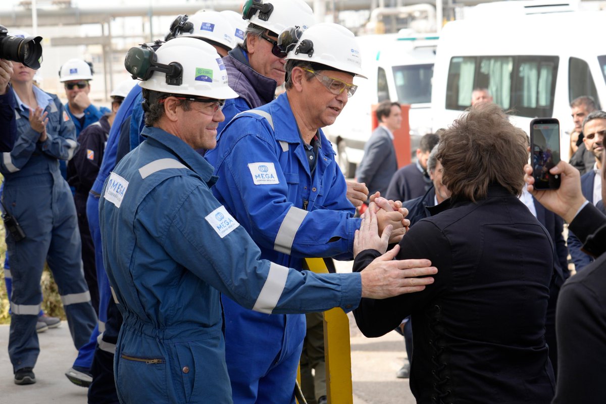PrivilegioCero's tweet photo. LA FUERZA DE LOS QUE PRODUCEN 🟣

@JMilei compartió charlas, sonrisas y fotos con los trabajadores de MEGA en Bahía Blanca. Una postal de cercanía con quienes hacen grande a la industria argentina. https://t.co/9zoa6vzoeb