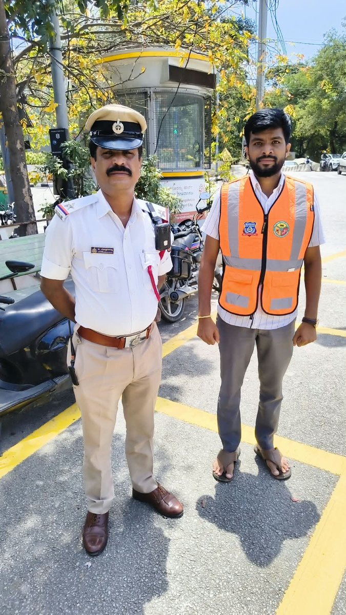 Hgatetrps's tweet photo. ಬೆಂಗಳೂರು ಸಂಚಾರ ಪೊಲೀಸರು ಸ್ವಯಂಸೇವಕರು ನಾಗರಿಕ ಸಂಚಾರ ಪೊಲೀಸರಾಗಿ ಕಾರ್ಯನಿರ್ವಹಿಸಲು ಅವಕಾಶ ನೀಡಿರುವ ಕಾರ್ಯಕ್ರಮದಲ್ಲಿ ದಿನಾಂಕ 18.09.2026 ರಂದು ಶ್ರೀ ದಯಾನಂದ ರವರು ಭಾಗಿಯಾಗಿ ಬೆಂಗಳೂರು ನಗರದ ಹೃದಯಭಾಗದಲ್ಲಿರುವ ಹಲಸೂರು ಗೇಟ್ ಸಂಚಾರ ಠಾಣಾ ವ್ಯಾಪ್ತಿಯ ಕೆ ಆರ್ ಸರ್ಕಲ್ ನಲ್ಲಿ ಒಂದು ದಿನದ ಪೊಲೀಸ್ ಆಗಿ ಕರ್ತವ್ಯ ನಿರ್ವಹಿಸಿದರು.  ಇ https://t.co/lgkN4JQgle