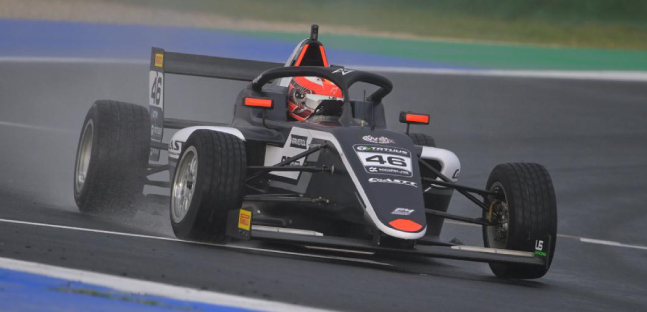 Italiaracing's tweet photo. Misano, qualifica serie 1-2: #Borenstein vola, @arybansal per 0"047 su #Costoya. Débâcle #Sammalisto, #Cosma non ne approfitta - #F4Italia

https://t.co/EGO4WRjw47 https://t.co/EEoC1JfsbG