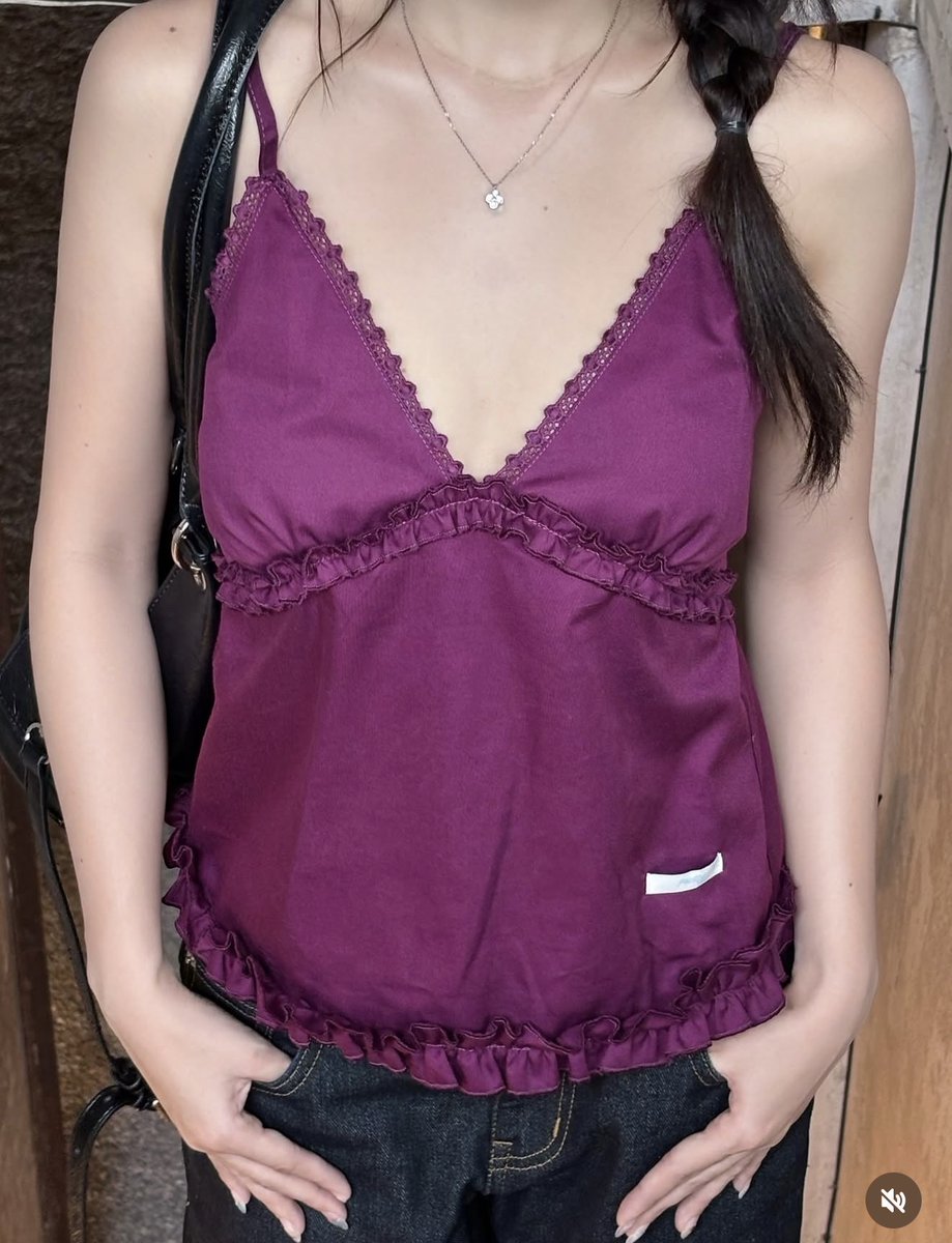 MinnaraSonseeda's tweet photo. สีที่มาแรงส่งท้ายปีคือสีม่วงแน่ๆ แล้วเสื้อสีม่วงพลัมตัวนี้คือใจเจ็บมาก 💜Puffy Cami Top จาก pprey สีสวยขับผิวมาก มีดีเทลระบายรอบตัว น่ารักแต่ยังแอบเซ็กซี่ ใส่กับยีนส์คือจบเลย ได้ลุคเกาหลีแบบไม่ต้องแต่งเยอะ เห็นสีนี้แล้วเข้าใจคำว่า “กดตะกร้าเพราะสี” เลยแก รีบกดก่อนสีนี้จาหมดดดด