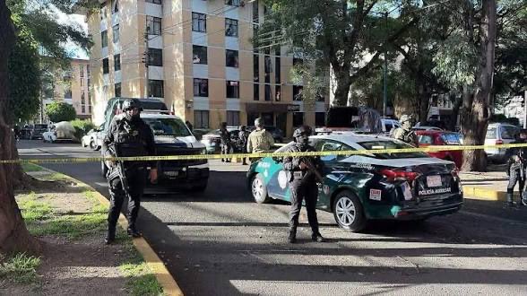 neoliberalover's tweet photo. Ella Nancy Marlene Núñez Reséndiz, @NancyNunezmx, alcaldesa de Azcapotzalco, del @PartidoMorenaMx.
Es una testaferro de @ClaraBrugadaM, anoche dos sicarios en moto asesinaron a un estudiante de 18 años afuera de su escuela, el CETIS 33, Carlos María de Bustamante, en la colonia Prados El Rosario, Azcapotzalco, CDMX.
¿Algún mensaje para este par de corruptas?
No den RT, porque Clara se enoja.