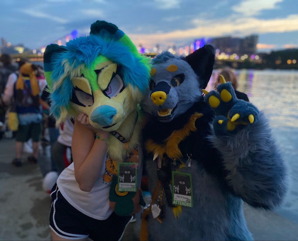 swimobe's tweet photo. 🌅

📸: @Walsheepy

#FursuitFriday https://t.co/wjGAIgoB4e