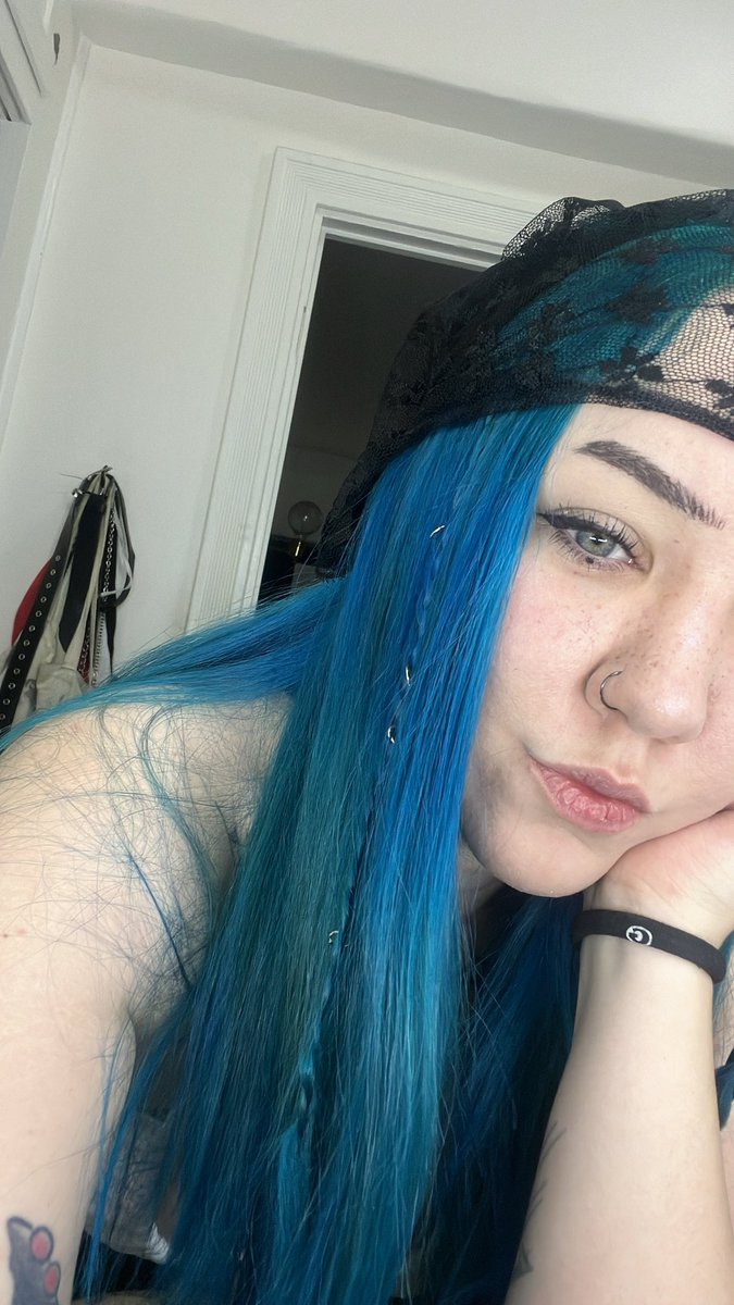 robbie_blues's tweet photo. ࣪ ˖ 𖦹°⋆ intro ࣪update ˖ 𖦹°⋆
⋆✴︎ soft commie domme
⋆✴︎ graduate student
⋆✴︎ american in europe
⋆✴︎ 30 
⋆✴︎ bisexual (but not for you)
⋆✴︎ grunge / punk artist
⋆✴︎ goddess blue
⋆✴︎ findom / femdom https://t.co/tWzkOeeIIE