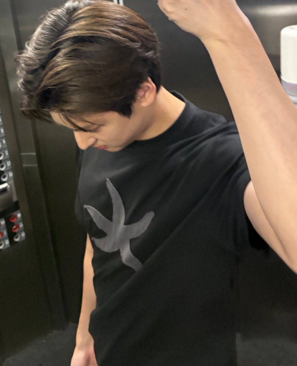 youngmasterjcw's tweet photo. He knows he's fine https://t.co/JsiLNh2KYR