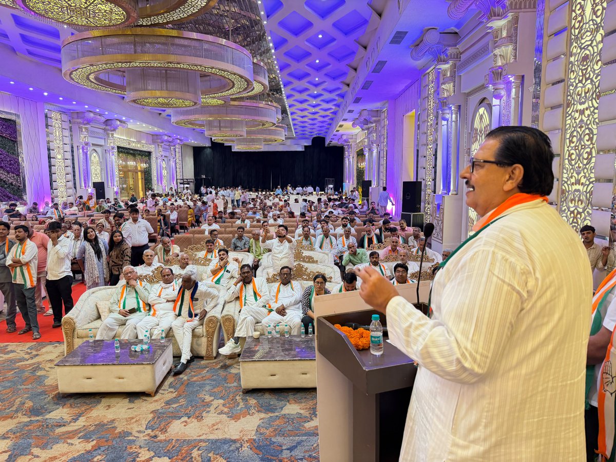 SanjaySDutt's tweet photo. 📍 गुरुग्राम

आज गुरुग्राम में आयोजित ब्लॉक स्तरीय कांग्रेस कार्यकर्ता सम्मेलन में हरियाणा प्रदेश कांग्रेस अध्यक्ष श्री @raonarenderinc के साथ कांग्रेस के समर्पित कार्यकर्ताओं को संबोधित किया।

अपने संबोधन में कहा—बेरोज़गारी केवल रोजगार का सवाल नहीं, युवाओं के भविष्य और सरकार की जवाबदेही का सवाल है; किसानों की समस्याएं केवल फसल की नहीं, उनकी आय, अधिकार और सम्मान का सवाल हैं; महंगाई केवल घर के बजट का नहीं, आम परिवार की आर्थिक सुरक्षा का सवाल है। इन जनमुद्दों को घर-घर और बूथ-बूथ तक लेकर जाना होगा।

श्री @raonarenderinc, श्री @DeependerSHooda और श्री @RajBabbar23 ने भी अपने संबोधनों में भाजपा सरकार की नीतियों के खिलाफ जनता की आवाज़ को बुलंद करने, जनमुद्दों को राजनीतिक संघर्ष का केंद्र बनाने और कांग्रेस कार्यकर्ताओं को जनता के बीच सक्रिय भूमिका निभाने का आह्वान किया।

इस अवसर पर पूर्व मंत्री श्री सुखबीर कटारिया, जिला कांग्रेस अध्यक्ष (शहरी) श्री पंकज डाबर, जिला कांग्रेस अध्यक्ष (ग्रामीण) श्री वर्धन यादव, महिला कांग्रेस प्रदेश अध्यक्ष श्रीमती पर्ल चौधरी, युवा कांग्रेस प्रदेश अध्यक्ष श्री निशित कटारिया, एससी विभाग अध्यक्ष श्री मनोज बागड़ी, इंटक अध्यक्ष श्री अमित यादव, पूर्व गुरुग्राम मेयर प्रत्याशी श्रीमती सीमा, पूर्व मानेसर मेयर प्रत्याशी श्री नीरज, श्री दीपक लांबा, ब्लॉक कांग्रेस अध्यक्षगण श्री राजपाल यादव एवं श्री अमित कोचर, जिला महिला कांग्रेस अध्यक्ष एडवोकेट पूजा शर्मा सहित वरिष्ठ नेतागण एवं बड़ी संख्या में कांग्रेस कार्यकर्ता उपस्थित रहे।

संगठन सृजन अभियान केवल संगठन का विस्तार नहीं — यह जनता के बीच कांग्रेस की राजनीतिक मौजूदगी को मजबूत करने का अभियान है। हर ब्लॉक में सक्रिय संगठन, हर मंडल में जवाबदेह नेतृत्व और हर बूथ पर सक्रिय कार्यकर्ता हमारी प्राथमिकता है।

अब समय बैठकों तक सीमित रहने का नहीं, मैदान में उतरने का है। हर कार्यकर्ता जनता के बीच जाए, हर बूथ पर संगठन खड़ा करे, हर जनमुद्दे पर आवाज़ उठाए और भाजपा सरकार से जवाब मांगे।

जनता के सवालों को कांग्रेस का संघर्ष बनाएं — बूथ को मजबूत करें, संगठन को सक्रिय करें और हर जनआवाज़ को कांग्रेस की आवाज़ बनाएं। यही हमारा संकल्प, यही हमारी जिम्मेदारी।

@kharge @RahulGandhi @priyankagandhi @kcvenugopalmp @INCHaryana