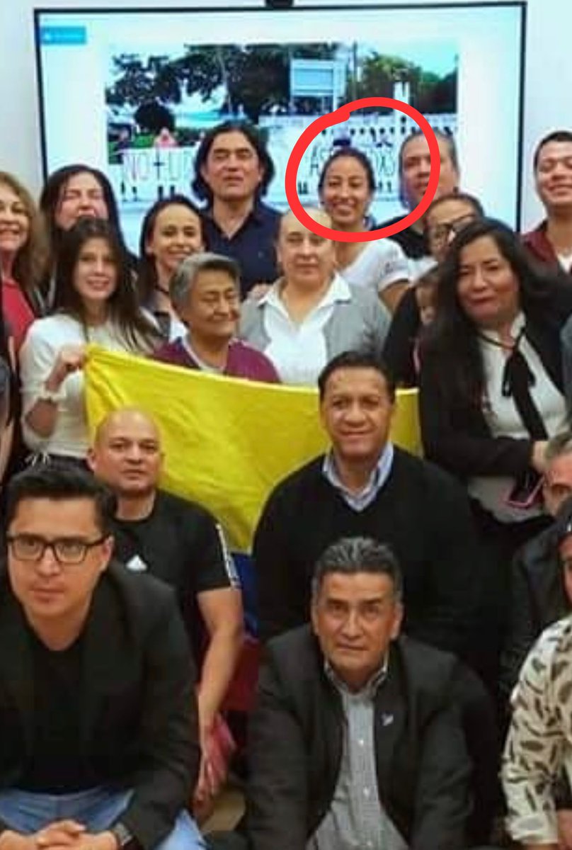 ghitis's tweet photo. Ella es Lorena callejas, petrista recalcitrante que trabaja como "Multiplicadora Colombia nos une" en Miami. Sigue trabajando como si nada en el consulado mientras habla mal de Abelardo. https://t.co/NEYLPfbev3