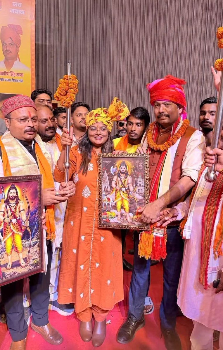 RajuValmikiN's tweet photo. यह फोटो देखकर अंबेडकरवादियों की छाती पर सांप लौटने लगेगा ।

जय दादा परशुराम 
जय महर्षि वाल्मीकि 🚩 https://t.co/YhEXelo71i