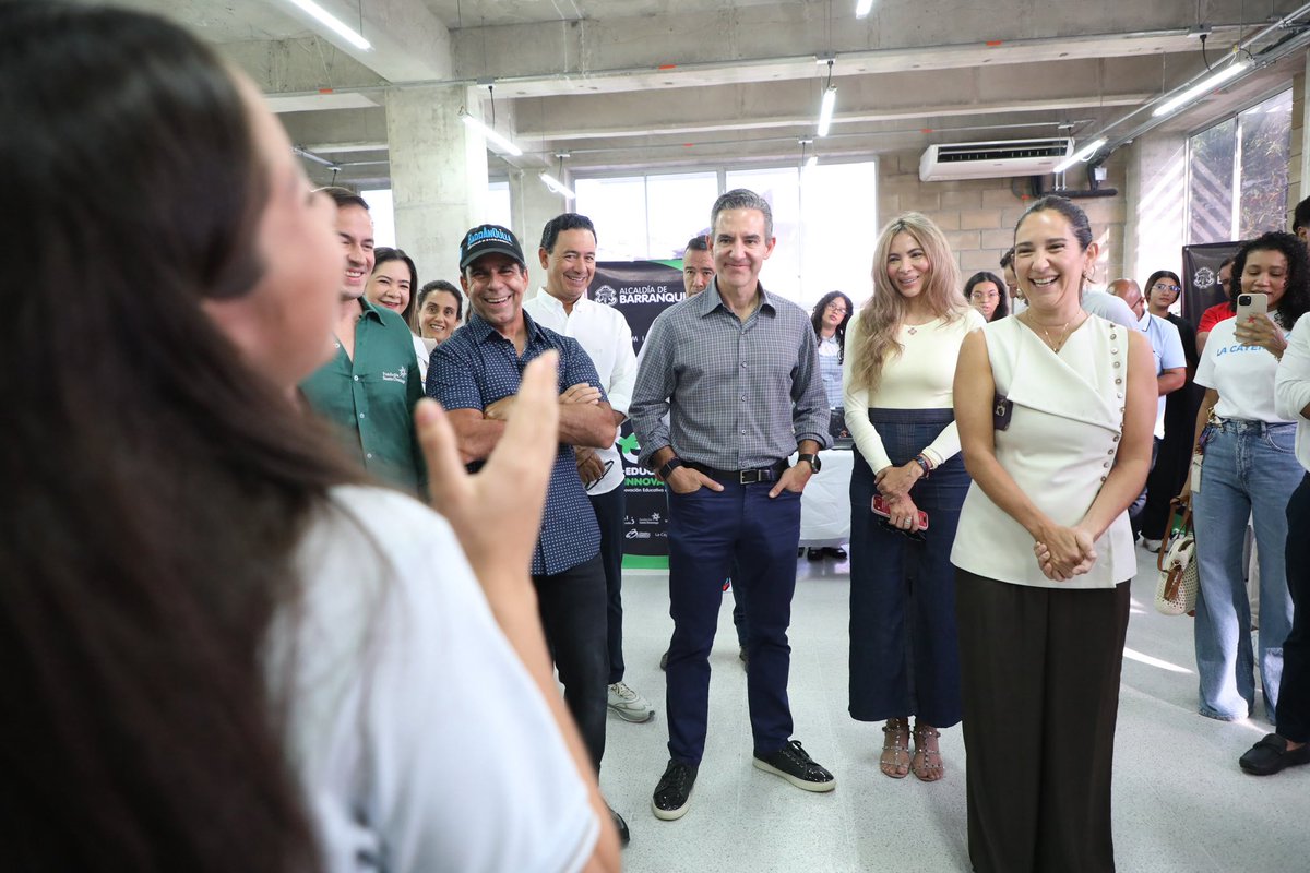AlejandroChar's tweet photo. ¡Qué orgullo saber que en Barranquilla estamos formando a los jóvenes que liderarán el futuro! 🙌🏼

El mundo cambió y queremos que nuestros jóvenes estén preparados para lo que viene. Por eso, más de 13.300 estudiantes de nuestras IED ya se están formando en inteligencia artificial, desarrollo de software y análisis de datos.

Gracias, @velez_david, CEO de Nubank, por creer en lo que estamos haciendo, y a María Vélez, CEO de @crackthecode_la, por acompañarnos desde el primer día en este sueño. ¡Sí se puede!