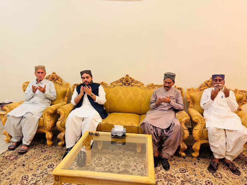 SyedKumailHShah's tweet photo. Paying condolences to Mola Bakhsh Khan Mahar following the tragic loss of his daughter. I shared in his grief and prayed for the departed soul. May Allah grant her eternal peace and bless the family with strength and patience in this difficult time.

#SyedKumailHyderShah #SKHS #ChairmanDistrictCouncilSukkur #DistrictCouncilSukkur #Sukkur #Rohri