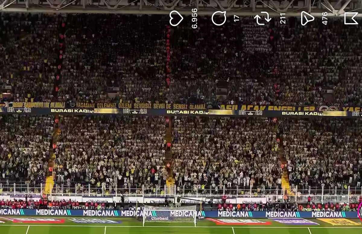 CherryGelatooo's tweet photo. Gfb, tribünde görsel bütünlüğü sağlayıp çubukluyu giymek yerine, neden cenazeye gider gibi siyahlar içinde maça geliyorsunuz ? 

Alt taraf Fenerbahçe taraftarı, ama üst taraf neden Beşiktaş maçı tribünü gibi?? https://t.co/YLTRQd1Gvh