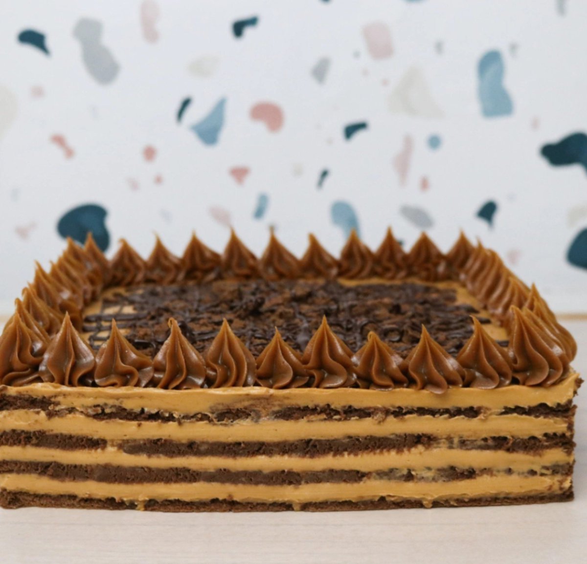 spevrbins's tweet photo. hola chan yo se q siempre estas dando vueltas por aca asi q te muestro q mas hay! tenes helado de dulce de leche granizado q tiene pedacitos de chocolate tenes chocotorta tenes facturas rellenas y alfajores de maicena q tiene coco asi q vas a tener q volver para prkbar todo!! https://t.co/kFgTwN4AX4