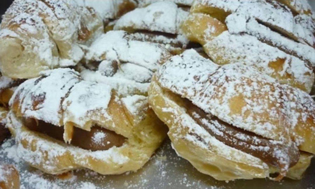 spevrbins's tweet photo. hola chan yo se q siempre estas dando vueltas por aca asi q te muestro q mas hay! tenes helado de dulce de leche granizado q tiene pedacitos de chocolate tenes chocotorta tenes facturas rellenas y alfajores de maicena q tiene coco asi q vas a tener q volver para prkbar todo!! https://t.co/kFgTwN4AX4