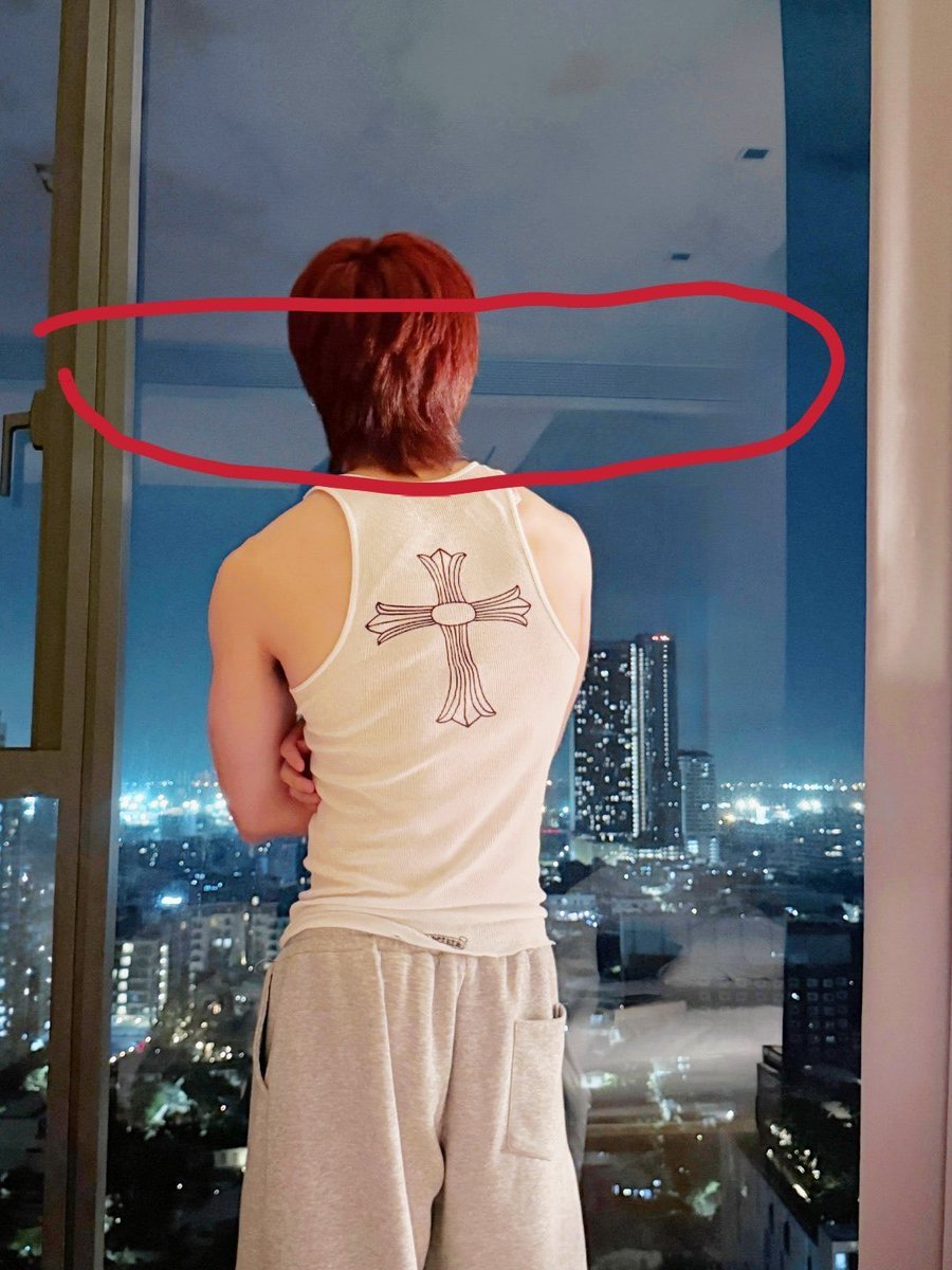 fffffggggsweeet's tweet photo. They live in the same apartment, raise a cat together, and wear matching outfits—yet oblivious fans still insist that he lives with Perth. Just be honest and reveal the woman you’ve been keeping hidden all this time. Lmaooo @Ppsanta #Santapp 
#Perthsanta https://t.co/mijnDXmjRL