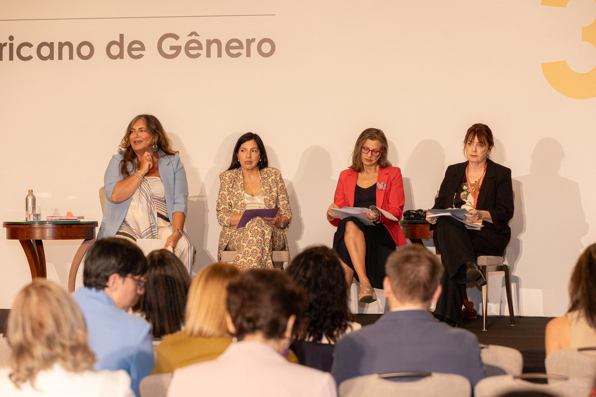 minmujerpy's tweet photo. Paraguay participa del diálogo sobre la violencia contra las mujeres como un desafío para la seguridad y la democracia🇵🇾🙌🏻

La ministra de la Mujer, @AliPomata , participó en la sesión “La violencia contra las mujeres como un desafío para la seguridad y la democracia”, en el marco del V Foro Iberoamericano de Género, celebrado en Toledo, España.

Durante el diálogo, se destacó la necesidad de reconocer que la violencia contra las mujeres, incluidas sus manifestaciones políticas y digitales, trasciende el ámbito individual y compromete la seguridad, la participación y la calidad de nuestras democracias.

La ministra compartió la experiencia de Paraguay y subrayó la importancia de fortalecer la coordinación institucional, la prevención, la atención integral y el acceso a la justicia. Asimismo, destacó la necesidad de impulsar respuestas efectivas frente a las nuevas formas de violencia que enfrentan las mujeres en los espacios digitales.
El encuentro permitió intercambiar buenas prácticas e identificar prioridades para la cooperación regional, con la convicción de que garantizar a las mujeres una vida libre de violencia contribuye a construir sociedades más seguras, democráticas e igualitarias.

Paraguay reafirma su compromiso con una agenda regional que sitúe la protección de los derechos de las mujeres y la prevención de todas las formas de violencia en el centro de las políticas públicas.

#GobiernoDelParaguay