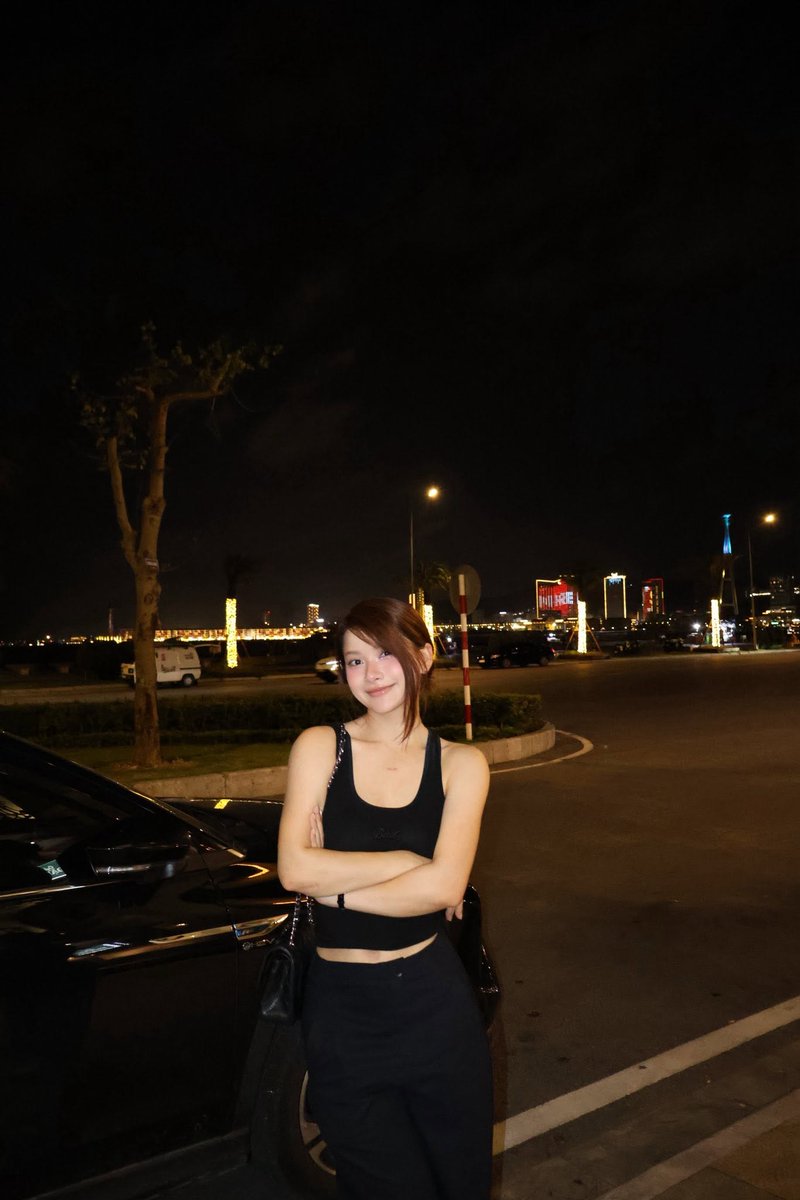 Mduyen6701's tweet photo. Đâu có ai chịu làm mặt trời của người vừa hấp vừa điên như em đâu chắc là do bản thân mình khùng thiệc, đêm nay thật là dài có ai đi uống bia hog em mời https://t.co/8Wp9SsXyJh