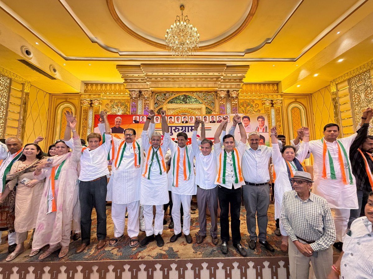 SanjaySDutt's tweet photo. 📍 गुरुग्राम

आज गुरुग्राम में आयोजित ब्लॉक स्तरीय कांग्रेस कार्यकर्ता सम्मेलन में हरियाणा प्रदेश कांग्रेस अध्यक्ष श्री @raonarenderinc के साथ कांग्रेस के समर्पित कार्यकर्ताओं को संबोधित किया।

अपने संबोधन में कहा—बेरोज़गारी केवल रोजगार का सवाल नहीं, युवाओं के भविष्य और सरकार की जवाबदेही का सवाल है; किसानों की समस्याएं केवल फसल की नहीं, उनकी आय, अधिकार और सम्मान का सवाल हैं; महंगाई केवल घर के बजट का नहीं, आम परिवार की आर्थिक सुरक्षा का सवाल है। इन जनमुद्दों को घर-घर और बूथ-बूथ तक लेकर जाना होगा।

श्री @raonarenderinc, श्री @DeependerSHooda और श्री @RajBabbar23 ने भी अपने संबोधनों में भाजपा सरकार की नीतियों के खिलाफ जनता की आवाज़ को बुलंद करने, जनमुद्दों को राजनीतिक संघर्ष का केंद्र बनाने और कांग्रेस कार्यकर्ताओं को जनता के बीच सक्रिय भूमिका निभाने का आह्वान किया।

इस अवसर पर पूर्व मंत्री श्री सुखबीर कटारिया, जिला कांग्रेस अध्यक्ष (शहरी) श्री पंकज डाबर, जिला कांग्रेस अध्यक्ष (ग्रामीण) श्री वर्धन यादव, महिला कांग्रेस प्रदेश अध्यक्ष श्रीमती पर्ल चौधरी, युवा कांग्रेस प्रदेश अध्यक्ष श्री निशित कटारिया, एससी विभाग अध्यक्ष श्री मनोज बागड़ी, इंटक अध्यक्ष श्री अमित यादव, पूर्व गुरुग्राम मेयर प्रत्याशी श्रीमती सीमा, पूर्व मानेसर मेयर प्रत्याशी श्री नीरज, श्री दीपक लांबा, ब्लॉक कांग्रेस अध्यक्षगण श्री राजपाल यादव एवं श्री अमित कोचर, जिला महिला कांग्रेस अध्यक्ष एडवोकेट पूजा शर्मा सहित वरिष्ठ नेतागण एवं बड़ी संख्या में कांग्रेस कार्यकर्ता उपस्थित रहे।

संगठन सृजन अभियान केवल संगठन का विस्तार नहीं — यह जनता के बीच कांग्रेस की राजनीतिक मौजूदगी को मजबूत करने का अभियान है। हर ब्लॉक में सक्रिय संगठन, हर मंडल में जवाबदेह नेतृत्व और हर बूथ पर सक्रिय कार्यकर्ता हमारी प्राथमिकता है।

अब समय बैठकों तक सीमित रहने का नहीं, मैदान में उतरने का है। हर कार्यकर्ता जनता के बीच जाए, हर बूथ पर संगठन खड़ा करे, हर जनमुद्दे पर आवाज़ उठाए और भाजपा सरकार से जवाब मांगे।

जनता के सवालों को कांग्रेस का संघर्ष बनाएं — बूथ को मजबूत करें, संगठन को सक्रिय करें और हर जनआवाज़ को कांग्रेस की आवाज़ बनाएं। यही हमारा संकल्प, यही हमारी जिम्मेदारी।

@kharge @RahulGandhi @priyankagandhi @kcvenugopalmp @INCHaryana