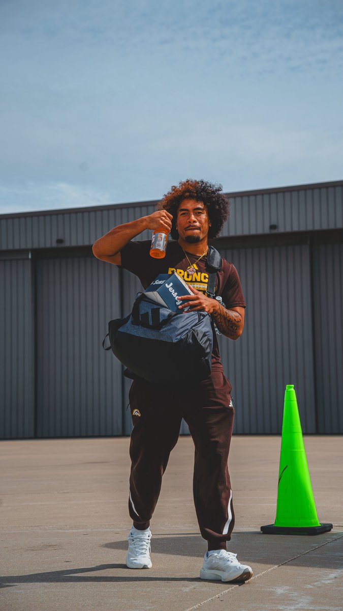 WMU_Football's tweet photo. Broncos are taking flight ✈️ 

#theGOLDstandard📈 https://t.co/Dv7uQTItYQ