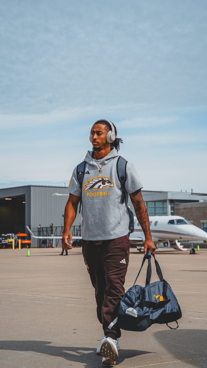 WMU_Football's tweet photo. Broncos are taking flight ✈️ 

#theGOLDstandard📈 https://t.co/Dv7uQTItYQ