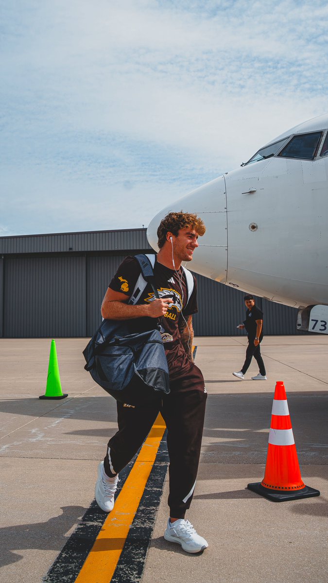 WMU_Football's tweet photo. Broncos are taking flight ✈️ 

#theGOLDstandard📈 https://t.co/Dv7uQTItYQ